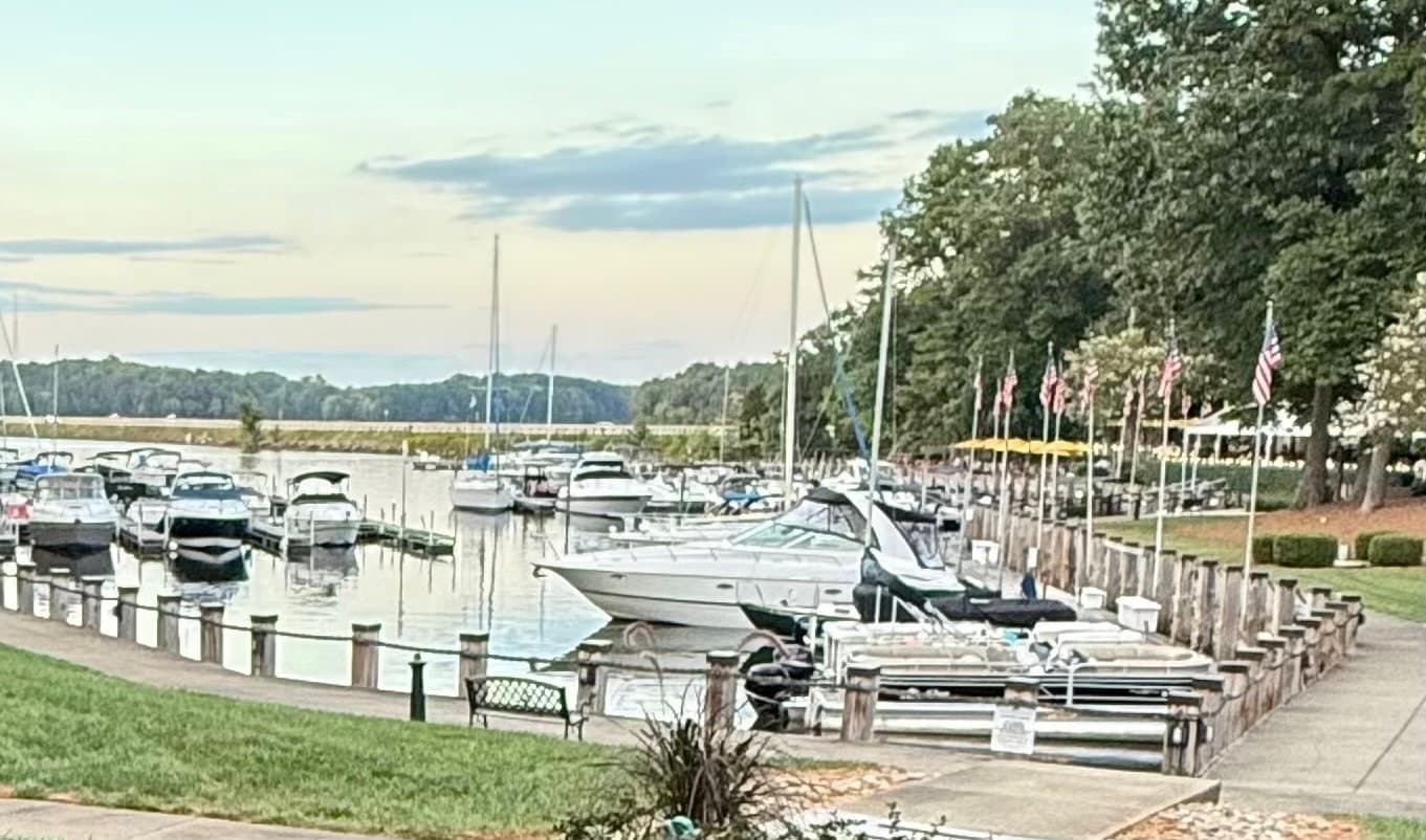 The Cabin Bar - Restaurants located in Davidson NC on Lake Norman